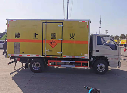 七坊镇爆破器材运输车工人安全操作规范与智能技术保障